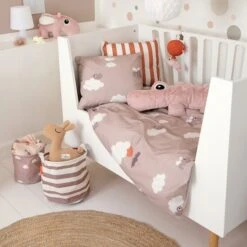 Done By Deer Peluche Musicale Happy Clouds Croco 5 Done By Deer Peluche Musicale Happy Clouds Croco -Optimal Jouet Magasin 550Wx550H 5712643043744 3