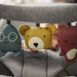 BabyBjörn Transat Bliss + Jouet Amis Doux -Optimal Jouet Magasin 7317686060727 7317686060727 5BaseMedia 550Wx550H